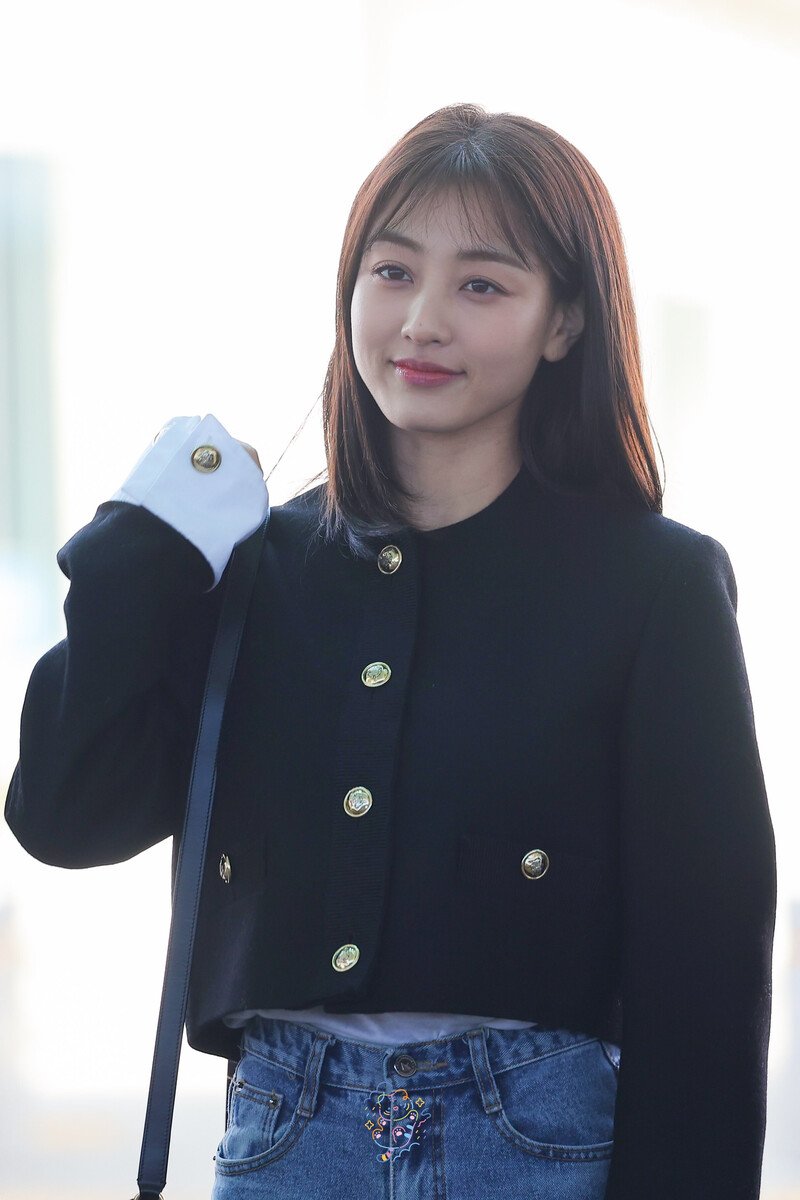 240131 TWICE Jihyo at Incheon International Airport documents 1