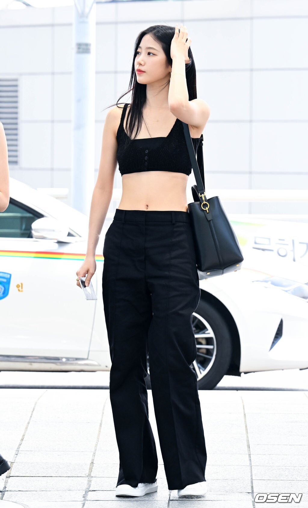 LE SSERAFIM's Kazuha shows off her fit physique as she heads to the airport  for the group's overseas schedule