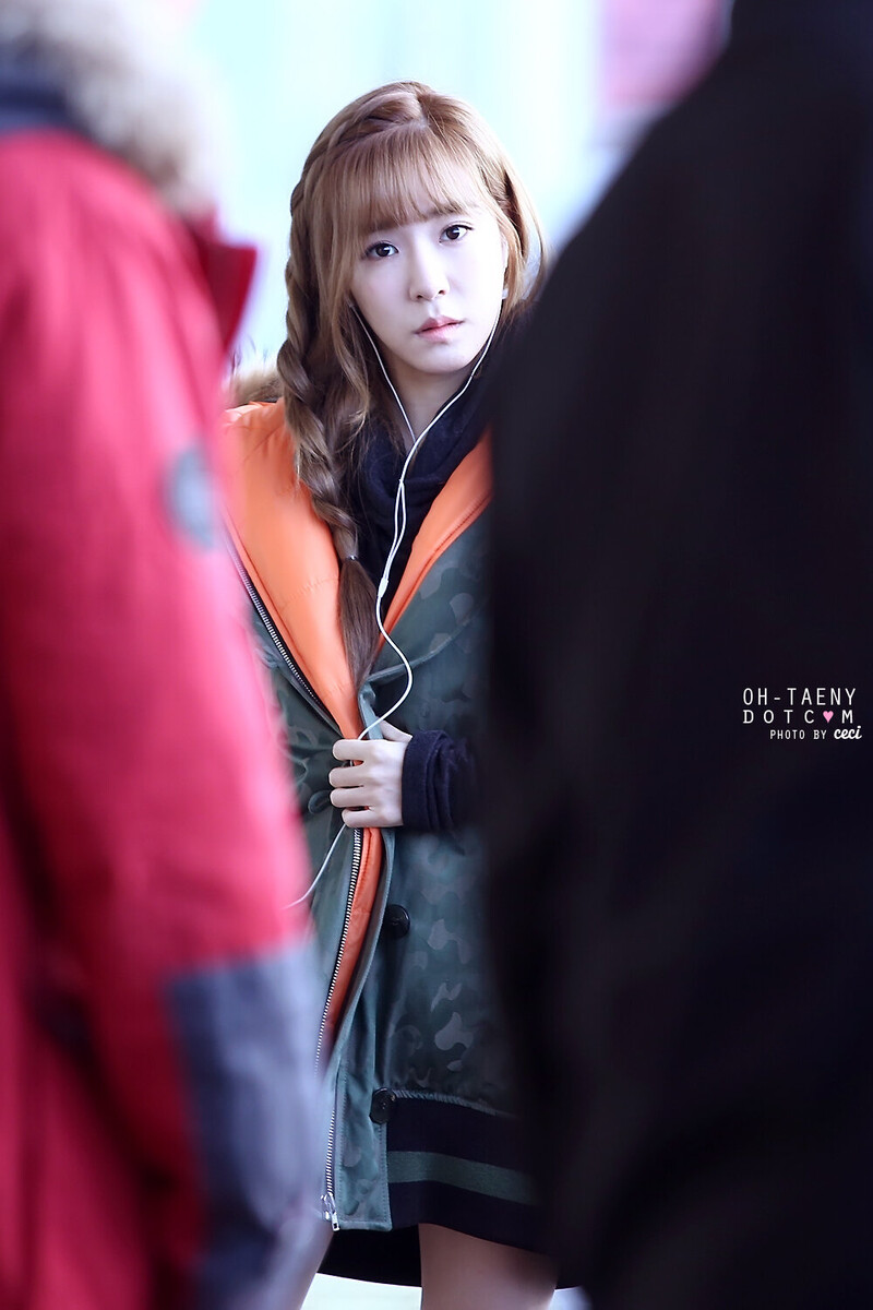 141129 Girls' Generation Tiffany at Gimpo Airport documents 1