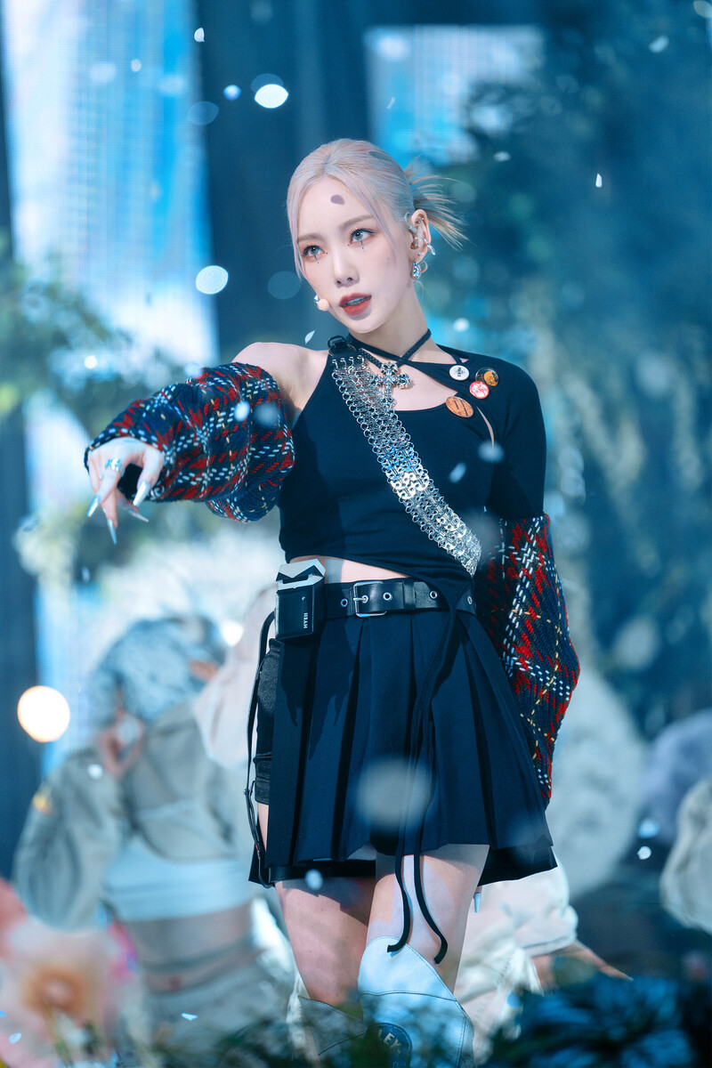 220220 Taeyeon - 'INVU' at Inkigayo documents 13