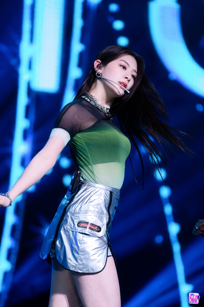 220306 STAYC Seeun - 'RUN2U' at Inkigayo documents 24