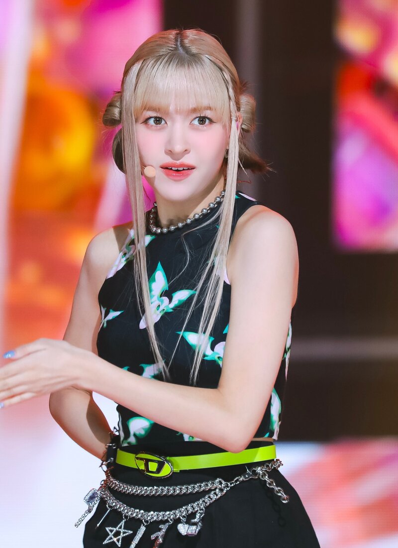 221002 NMIXX Lily - 'DICE' at Inkigayo documents 2