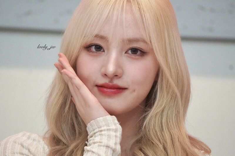 240209 Liz at Fansign Event in Japan documents 1
