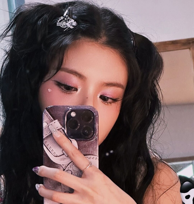 240618 EVERGLOW Yiren Instagram Update documents 4