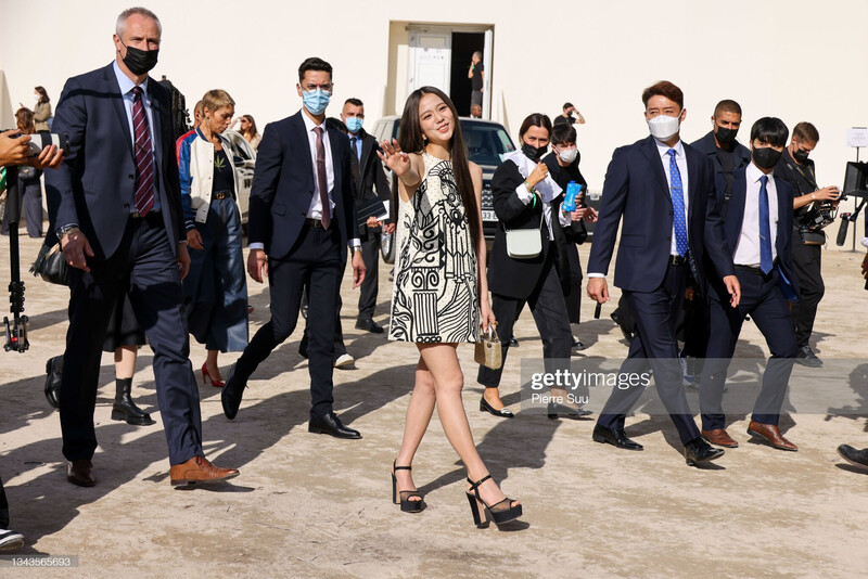 JISOO at the DIOR Spring/Summer 2022 Show documents 7