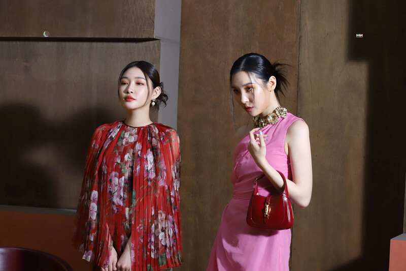 210510 MNH Naver Post - Sunmi & Chungha's Marie Claire Photoshoot Behind documents 10