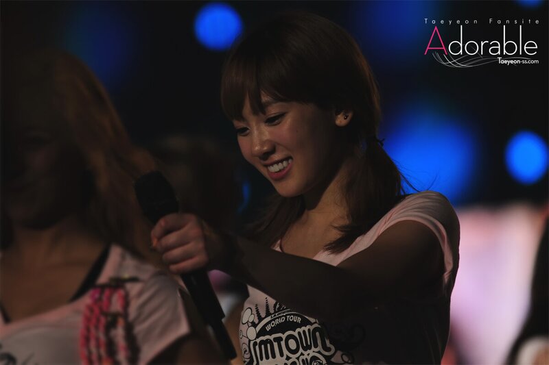 100821 Girls' Generation Taeyeon at SMTOWN Live in Seoul documents 1