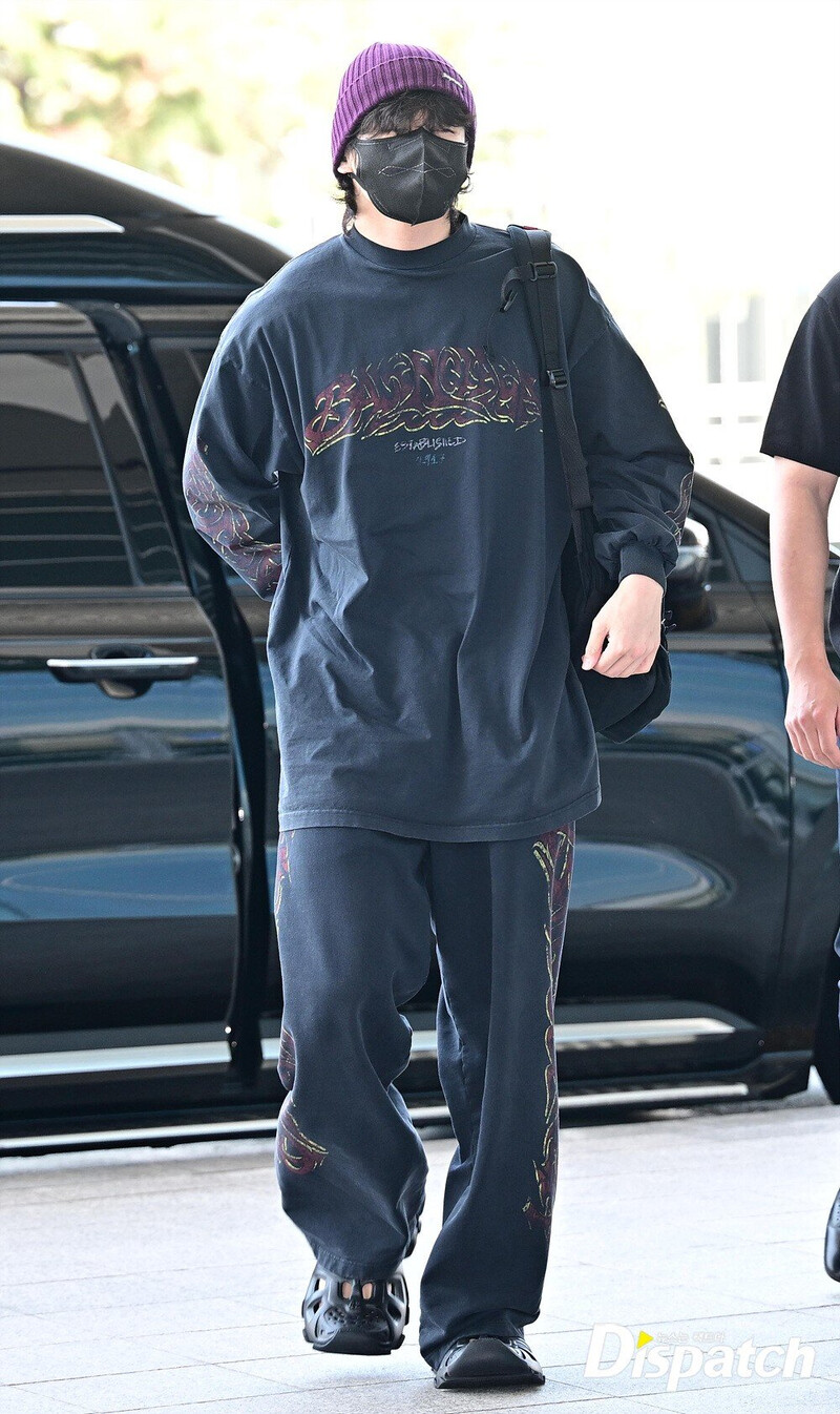 230614 BTS Jungkook at Incheon International Airport documents 6