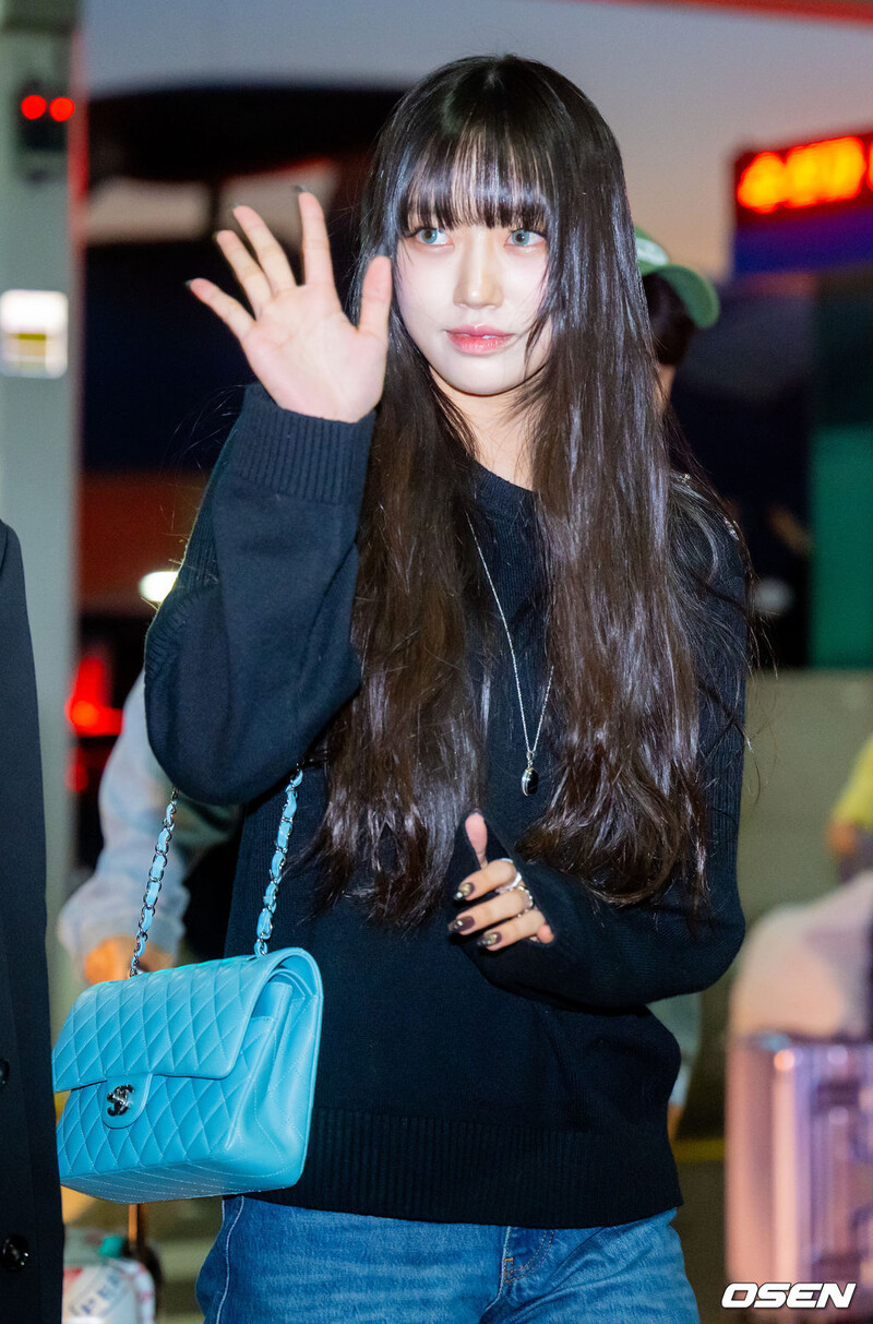 241119 MEOVV Sooin at Incheon International Airport documents 13