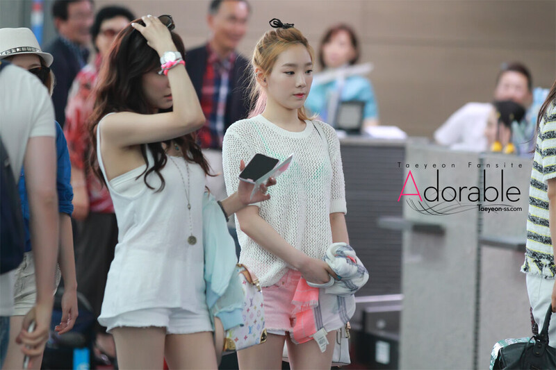 130621 Girls' Generation Taeyeon at Incheon Airport documents 5