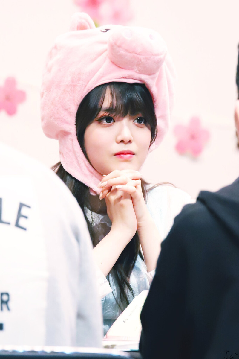 180415 Weki Meki Suyeon at Bundang 'Lucky' Fansign documents 7