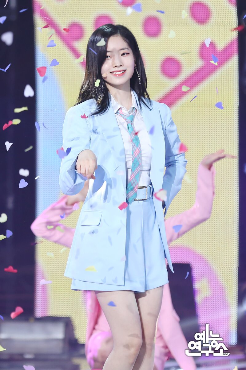 180428 TWICE Dahyun - 'What is Love?' at Music Core documents 3