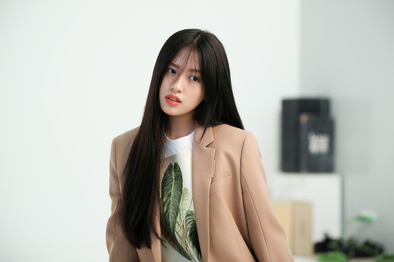 220612 Starship Naver - IVE Yujin - Marie Claire Photoshoot Behind documents 2