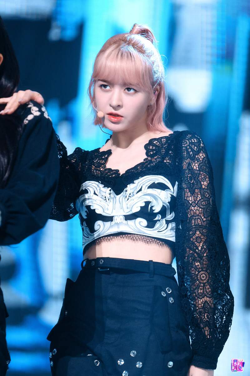 221009 NMIXX Lily - 'DICE' at Inkigayo documents 6