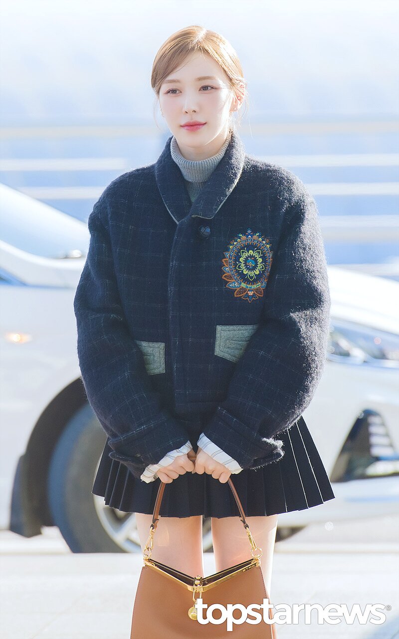 231212 Red Velvet Wendy at Incheon International Airport documents 4