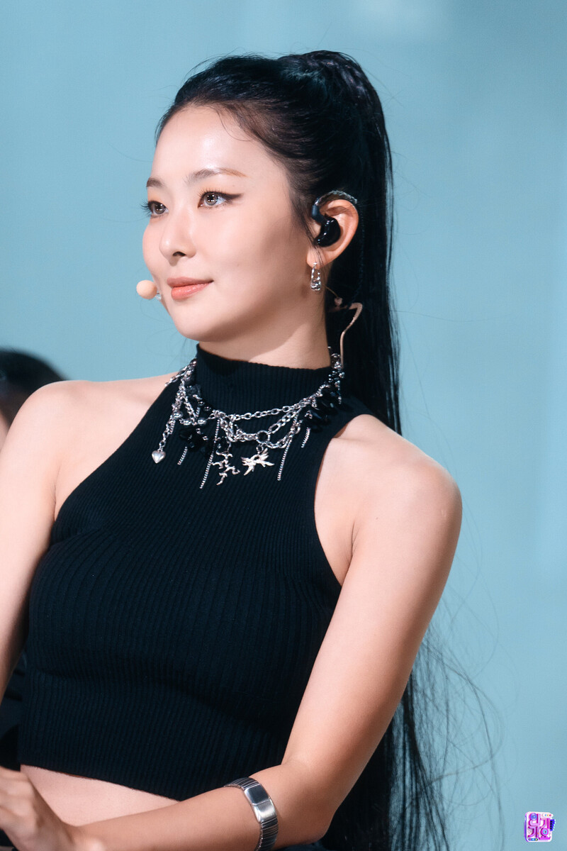 221016 Red Velvet Seulgi - ‘28 Reasons’ at Inkigayo documents 5