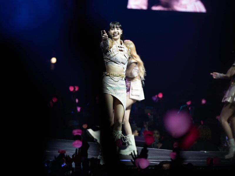221025 BLACKPINK Lisa - 'BORN PINK' Concert in Dallas Day 1 documents 3