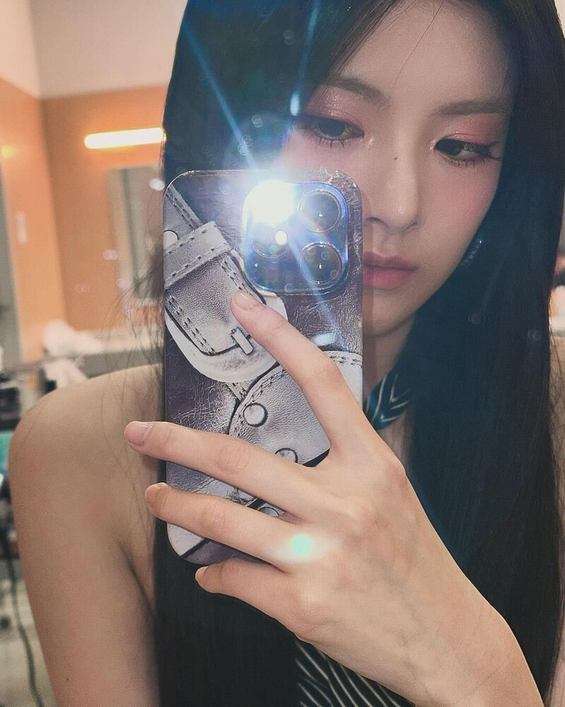 240503 EVERGLOW Yiren Instagram Update documents 4