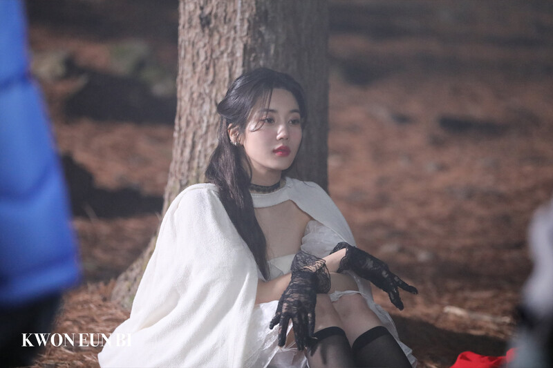 220315 Woollim Naver - Kwon Eunbi 'ESPER' MV Behind documents 15