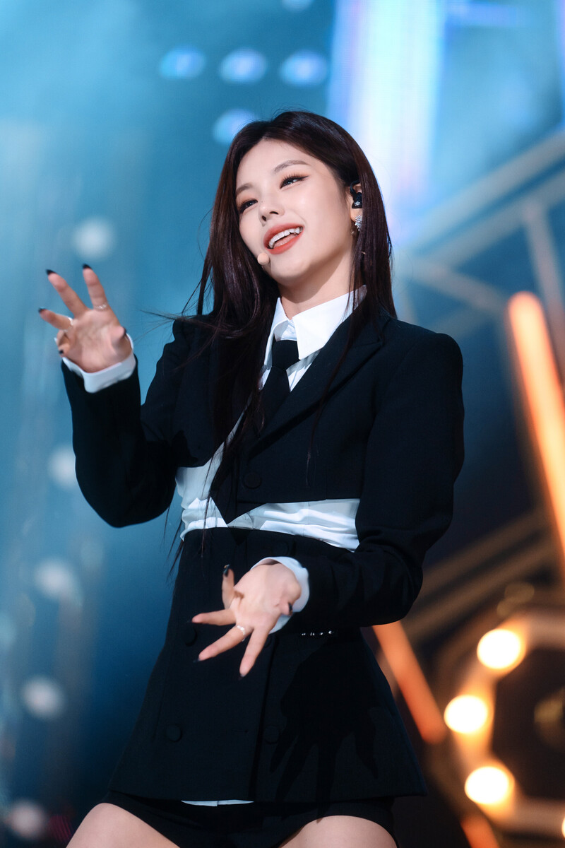 221204 ITZY Yeji - 'Cheshire' at Inkigayo documents 11