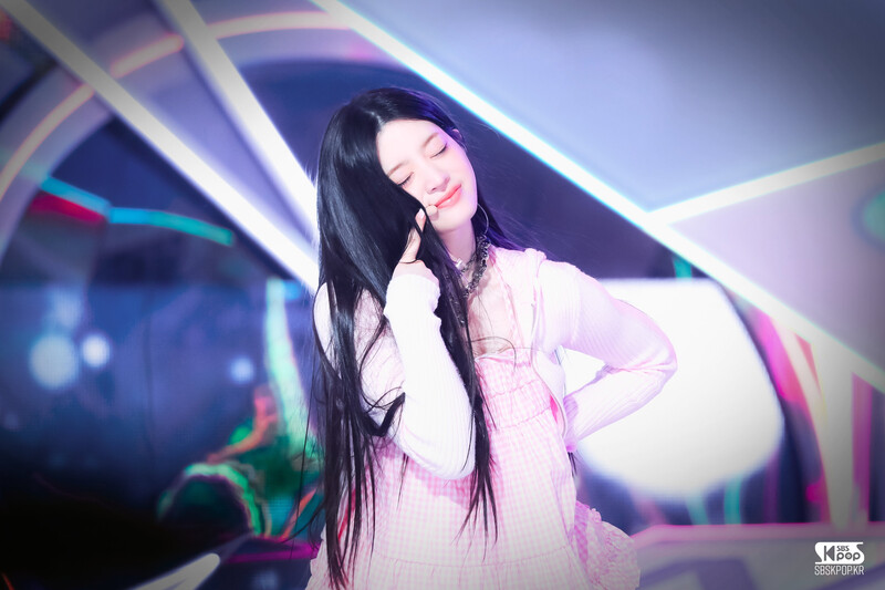 240331 ILLIT Minju - ‘Magnetic’ at Inkigayo documents 6