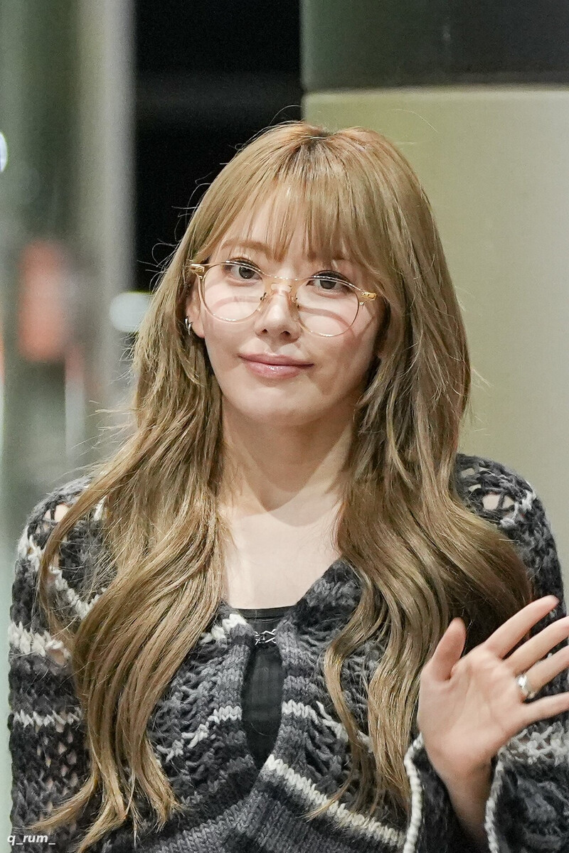 241019 LE SSERAFIM Sakura at Gimpo International Airport documents 1