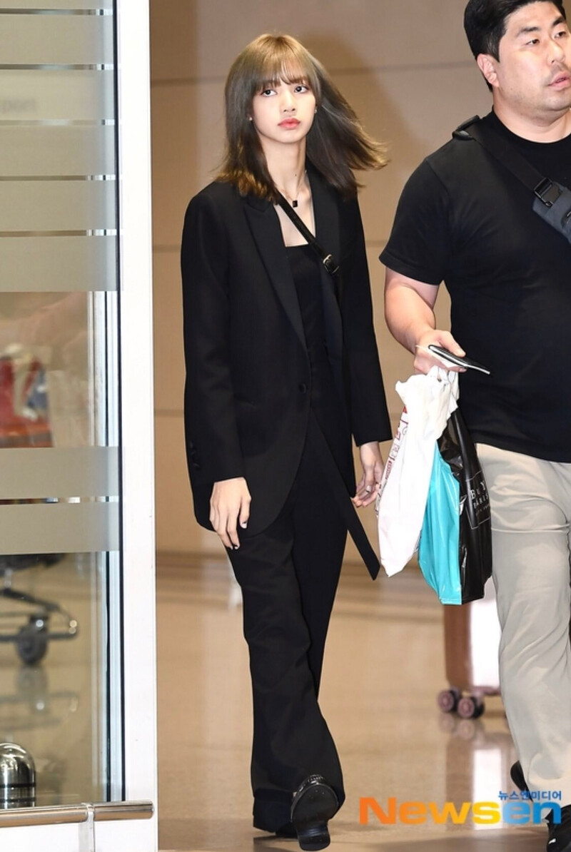 190626 - Lisa at Incheon Airport documents 3