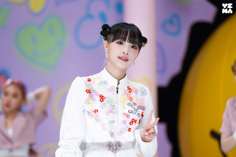 220209 Yuehua Naver Post - Yena 'SMILEY' Performance Video Behind documents 19