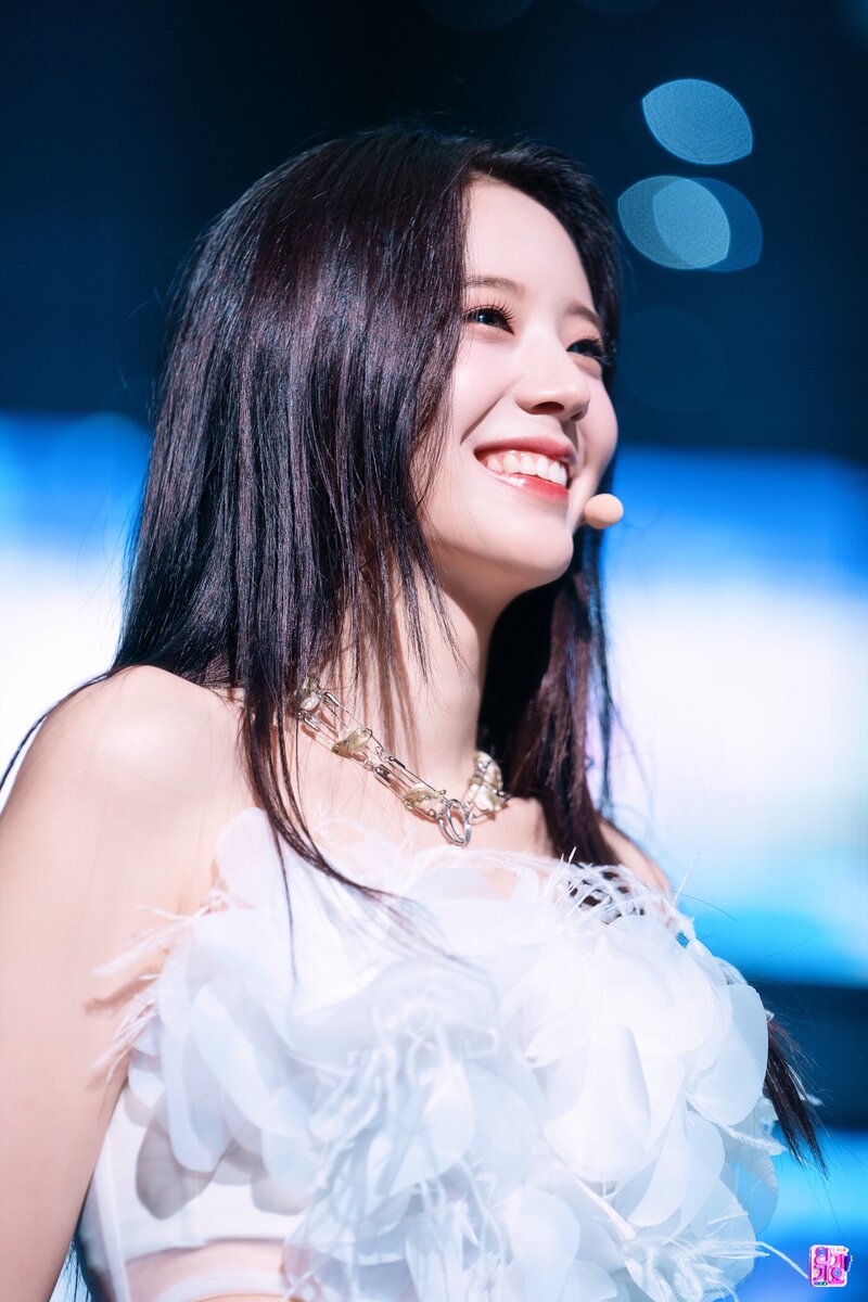 220710 fromis_9 Gyuri 'Stay This Way' at Inkigayo documents 7