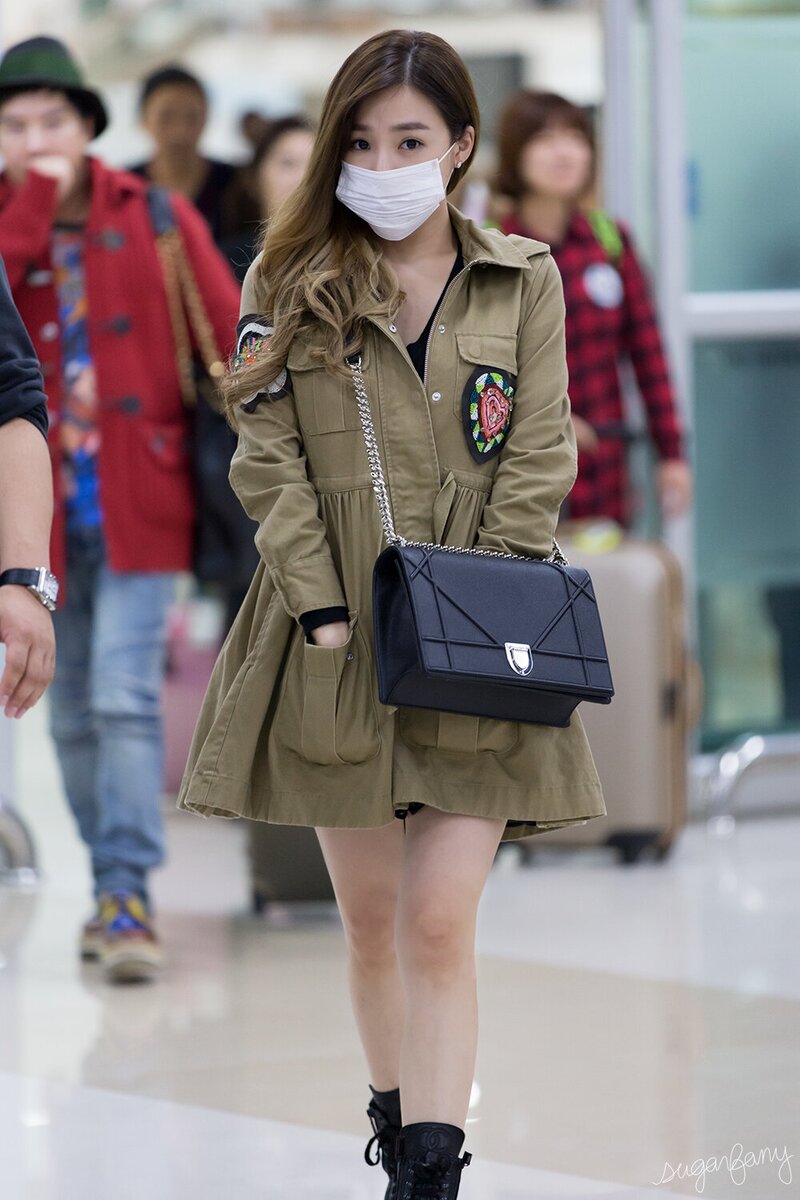 151025 Girls' Generation Tiffany at Gimpo Airport documents 2