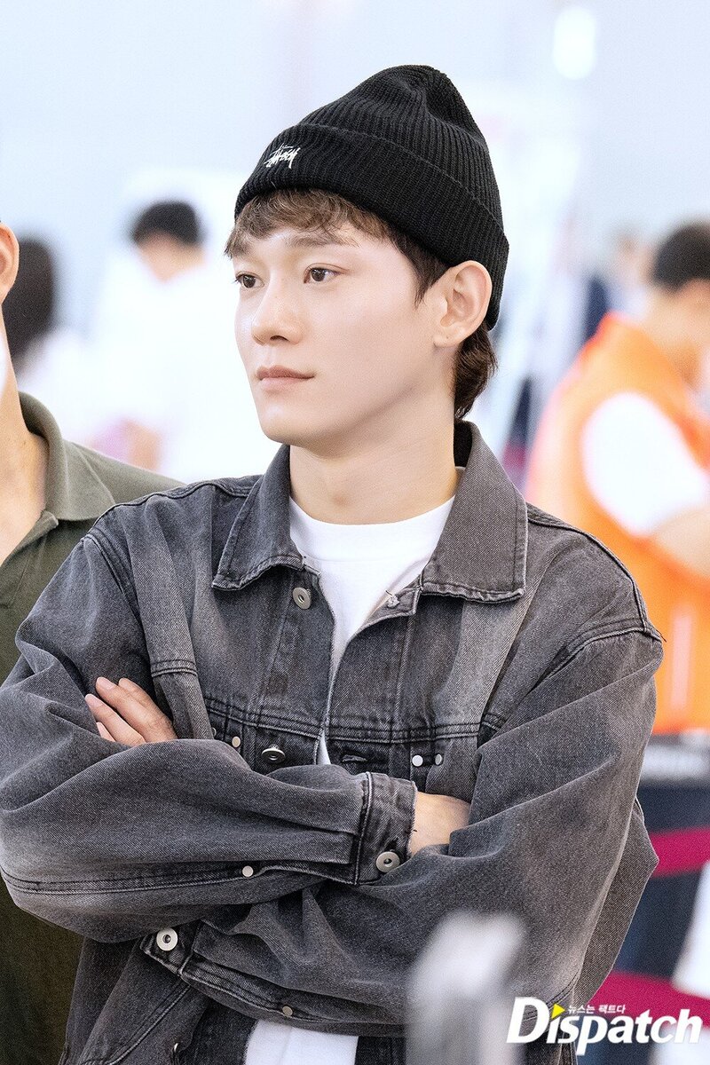 230608 EXO Chen at Gimpo Airport documents 1