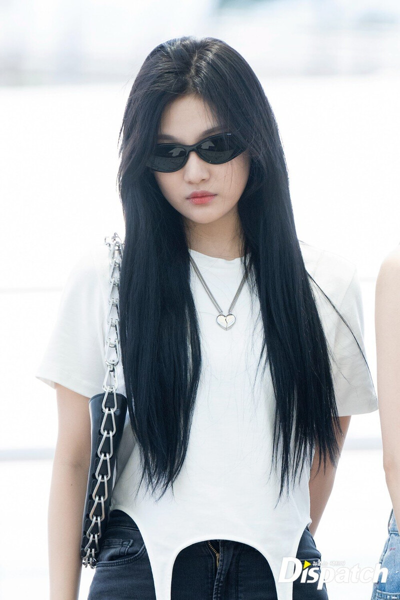 230808 AESPA Ningning at Incheon International Airport documents 1