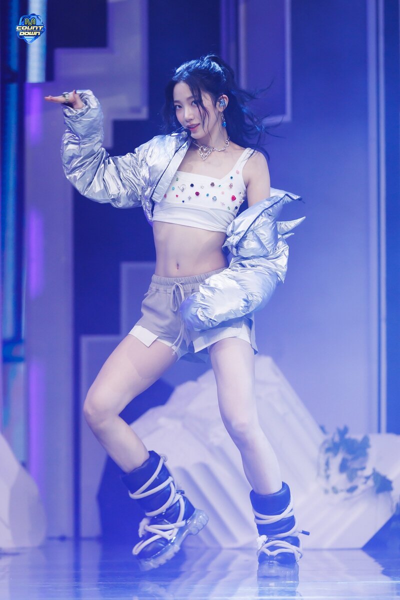 240222 LE SSERAFIM Kazuha - 'EASY' and 'Swan Song' at M Countdown documents 4