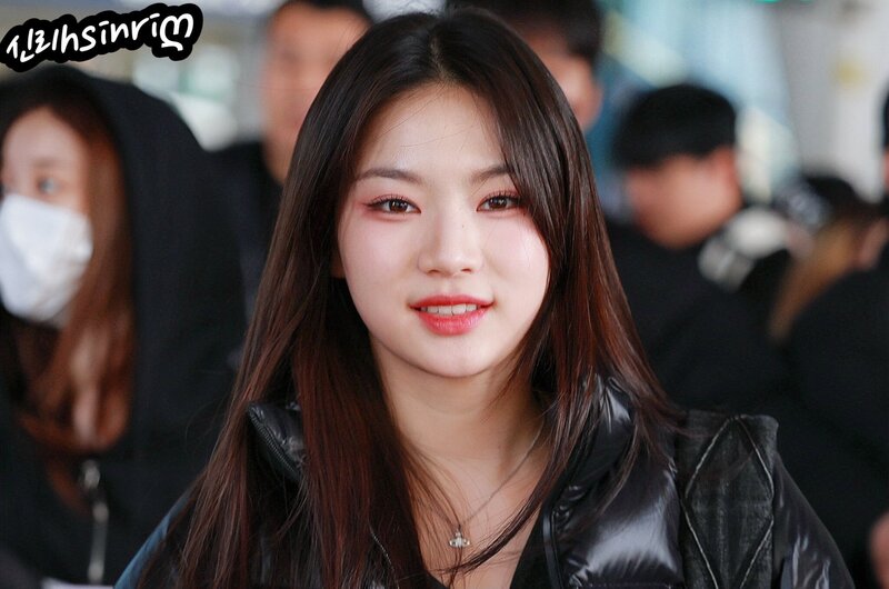 240312 STAYC Isa at Incheon International Airport documents 5