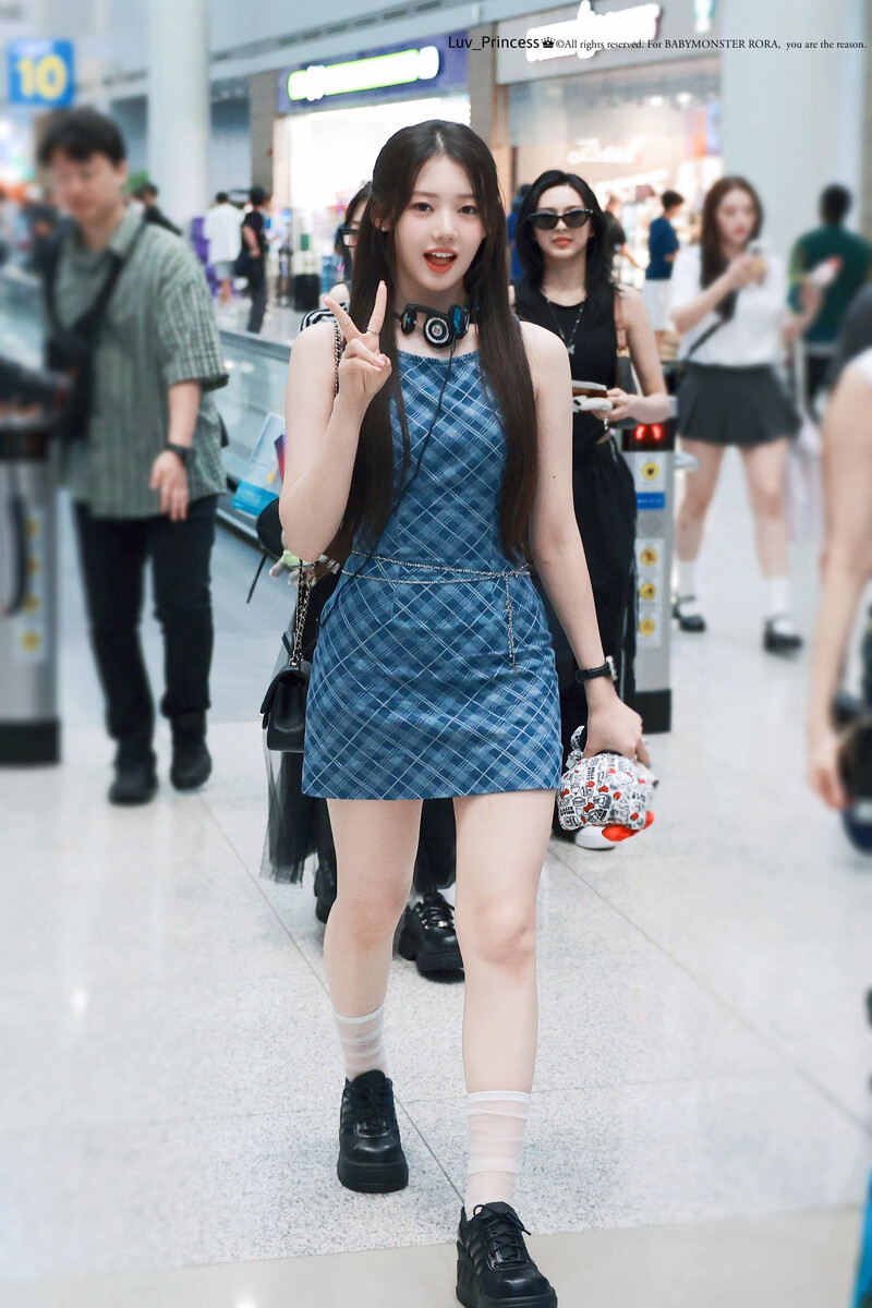 240729 BABYMONSTER Rora at Incheon International Airport documents 8