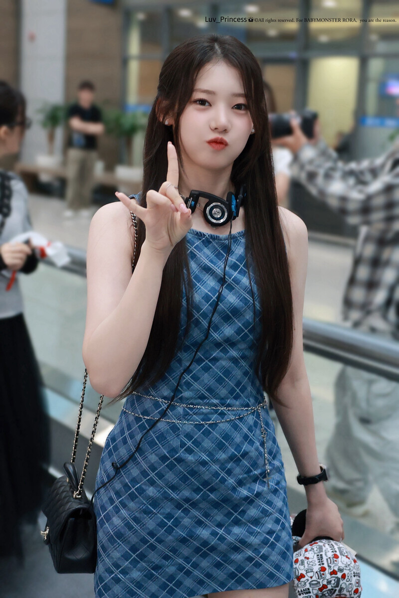 240729 BABYMONSTER Rora at Incheon International Airport documents 9