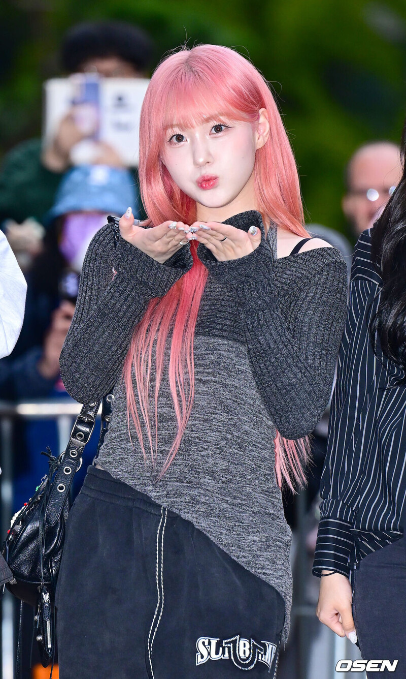 241101 KEP1ER Chaehyun at Music Bank Commute documents 2