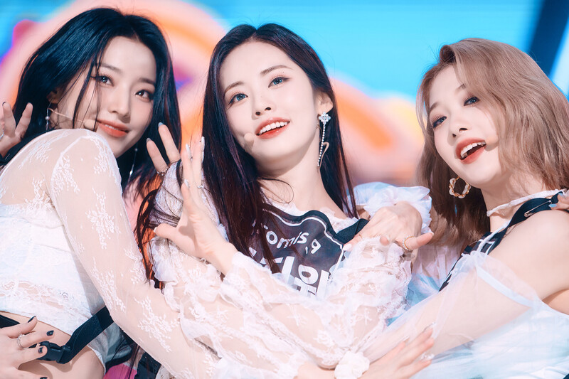 220123 fromis_9 - 'DM' at Inkigayo documents 10