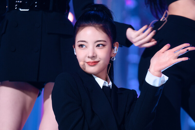 221204 ITZY Lia - 'Cheshire' at Inkigayo documents 9