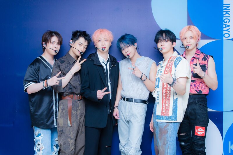 230521 SBS Twitter Update - VERIVERY at Inkigayo Photowall documents 2
