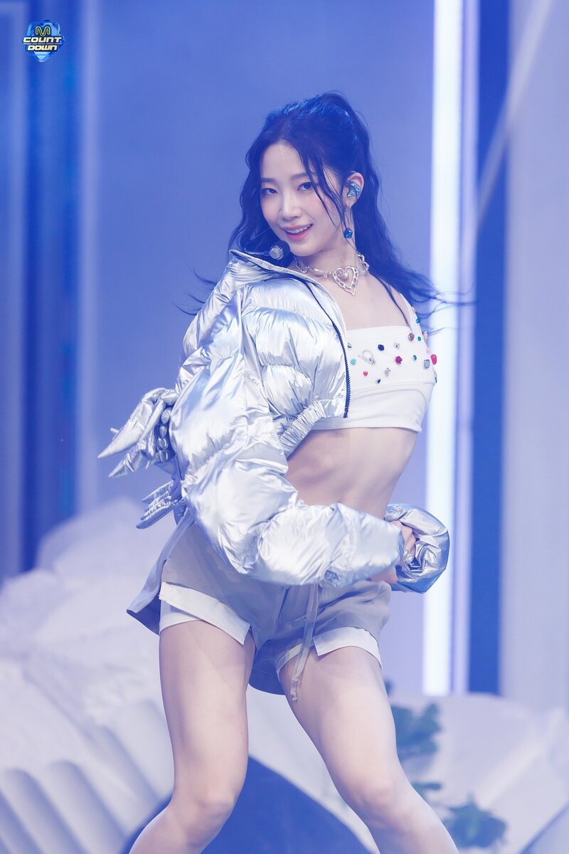 240222 LE SSERAFIM Kazuha - 'EASY' and 'Swan Song' at M Countdown documents 5