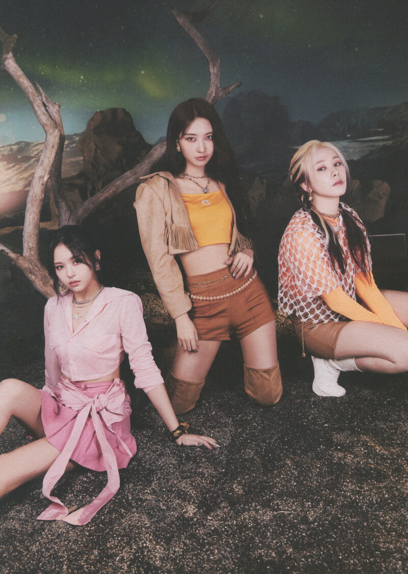 EVERGLOW "Return of the Girls" Album Scans documents 21