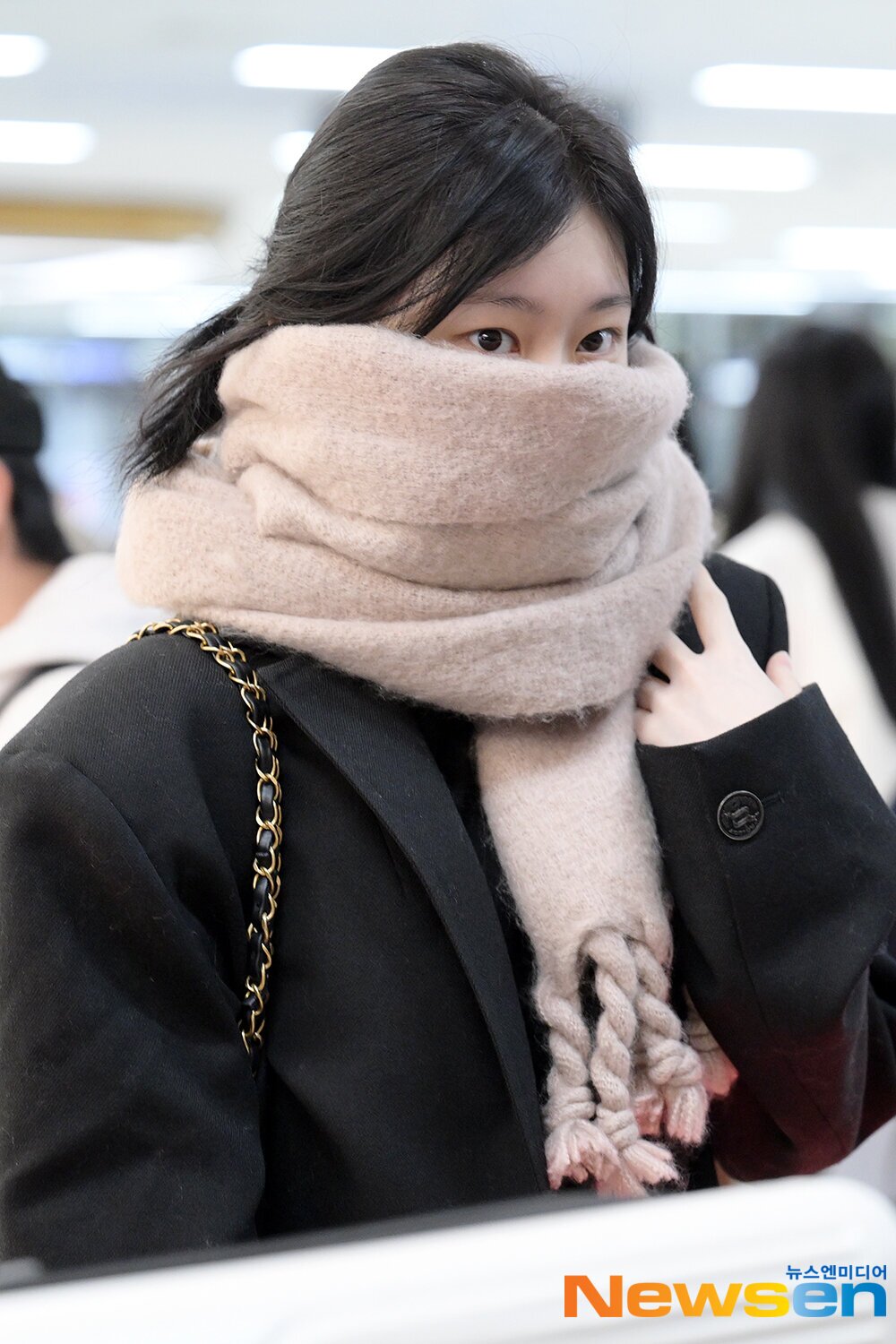 231211 ITZY Chaeryeong at Gimpo International Airport | kpopping