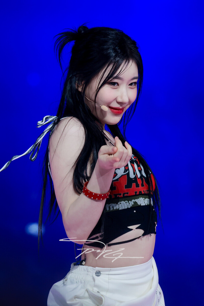 240602 ITZY Chaeryeong at K-Wave Concert Inkigayo documents 3