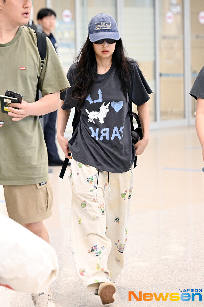 240616 Jennie at Incheon International Airport documents 3