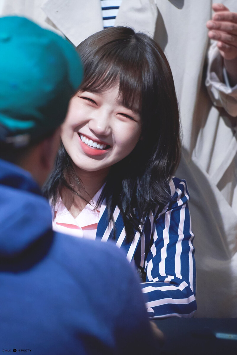 180401 Weki Meki Yoojung at Songpa 'Lucky' Fansign documents 1