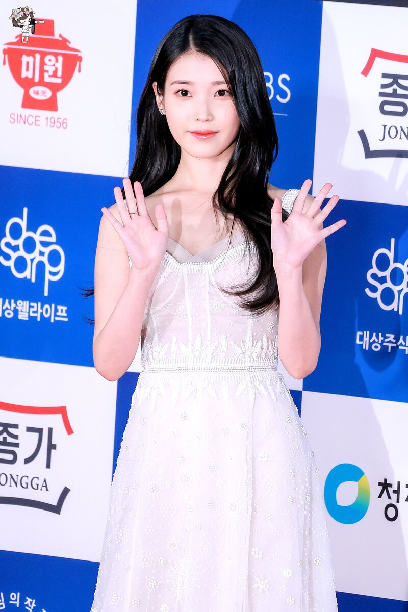 221125 IU at 43rd Blue Dragon Film Awards Red Carpet documents 3