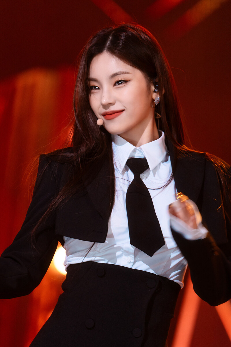 221204 ITZY Yeji - 'Cheshire' at Inkigayo documents 1