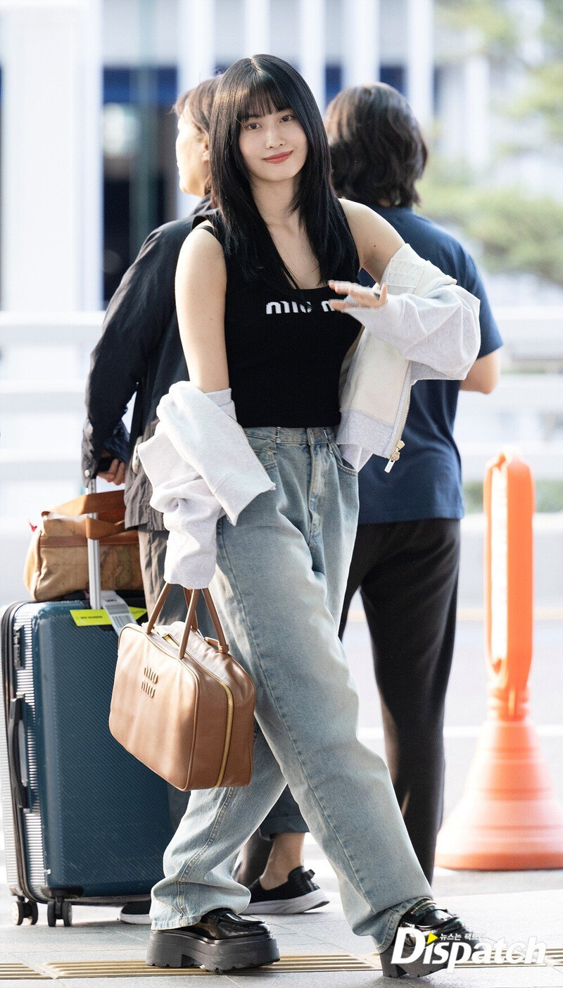 230608 TWICE Momo at Incheon International Airport documents 3