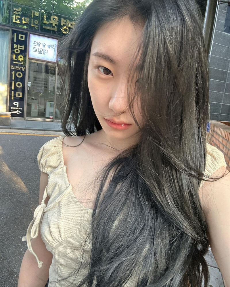 230619 - ITZY Chaeryeong Instagram Update documents 4